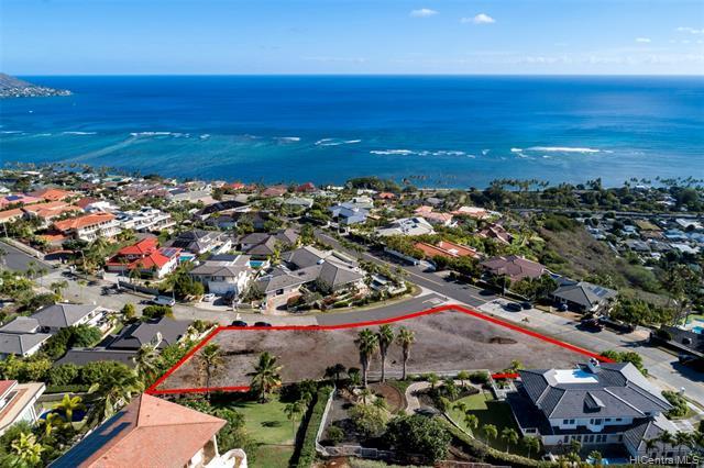 Don't miss this chance to own one of the largest lots in Hawaii Loa Ridge. This expansive 36,161 sq.