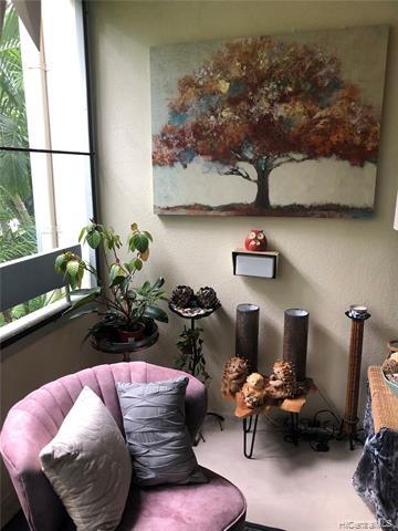Spacious beautiful 1 bedroom/1 bath with enclosed courtyard, screened in lanai. Amenities include po