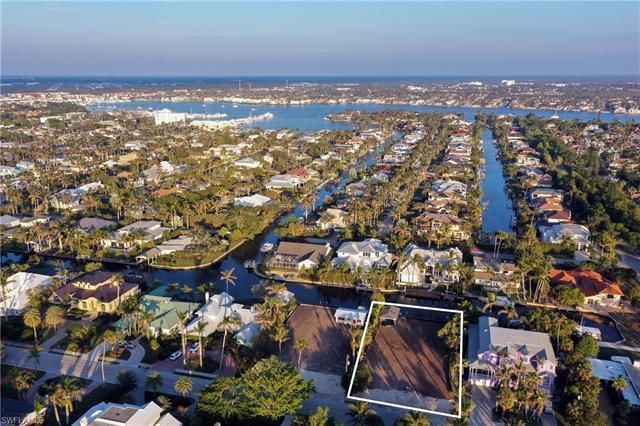 !!!WITHOUT A DOUBT THIS IS THE BEST WATERFRONT BUY IN ALL OF NAPLES!!! Check out the size of this Di