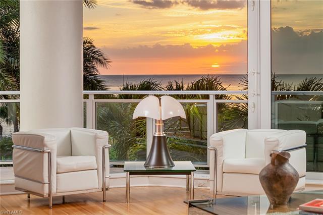 Brighton Residence 302 offers spectacular views of the Gulf of Mexico throughout and enjoys a magica