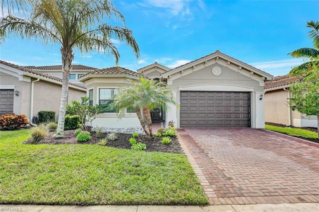 Pristine Chandon model GL home located in the heart of Naples. Top "A" rated school zone. This 4 bed