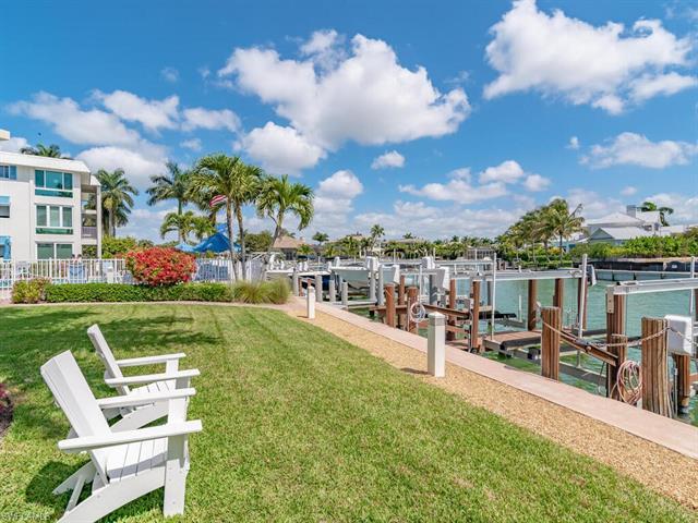 The from the Bay to the Beach this unit has the best of both worlds! Only steps to Moorings Beach Pr