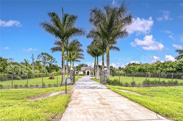 Beautiful Gulf Stream Homes Contruction built 2016 sits on 2.58 acres. Single-Family Estate Home con