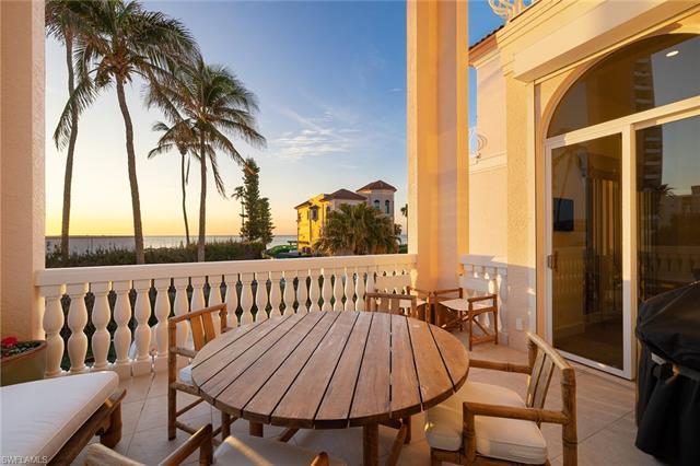 This fabulous seaside villa, in the exclusive enclave of Casa Mar, offers a lifestyle like no other!
