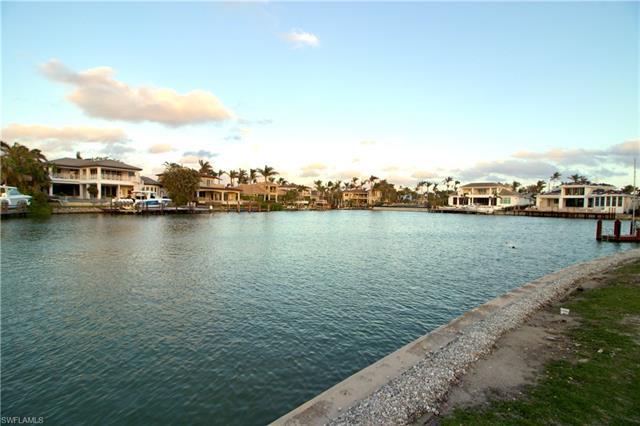 This property is located on the cul-de-sac of the most sought-after bayfront locations in the Moorin