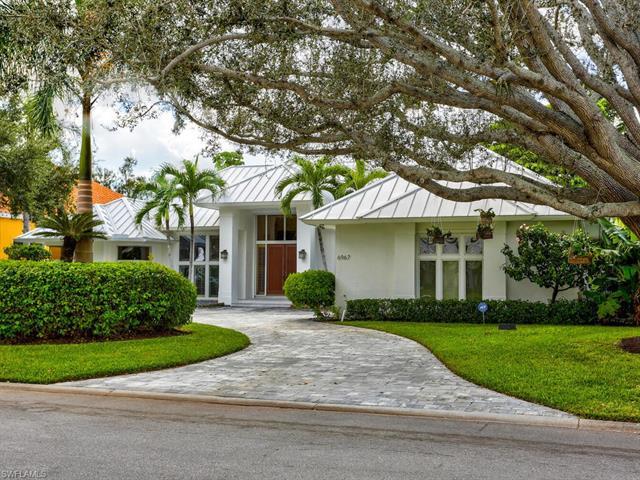 Stunning panoramic golf course and lake views abound.  Light and bright best describe this lovely ho