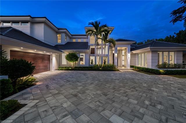 Welcome to this spectacular, contemporary residence located in the sought-after Grey Oaks.  This com