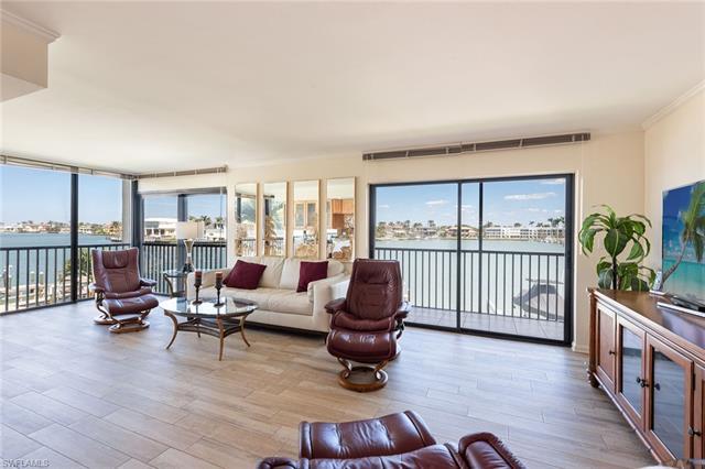 This rarely available end-unit has stunning 2nd floor unobstructed views to see up and down Moorings