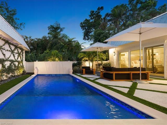 Fully furnished, completely renovated detached villa in exclusive Park Shore lives like a single-fam