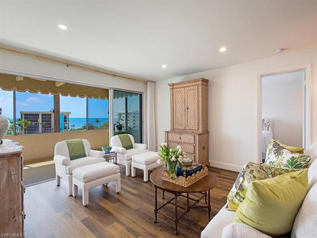Perfectly located between Venetian Bay and the Gulf of Mexico this top floor residence at Harborside