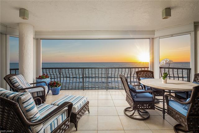 Spectacular direct beachfront views from this 8th-floor, pet-friendly apartment. Enjoy gorgeous suns