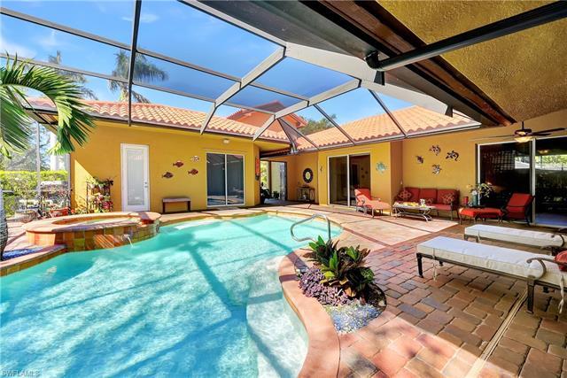 Only a few minutes from the beach!!!!!This beautifully designed 4 bedrooms/ 4 bathrooms courtyard st