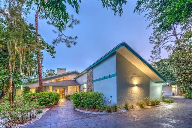 Welcome to this meticulously contemporary Malibu-style mid-century pool home built by John Soave of 