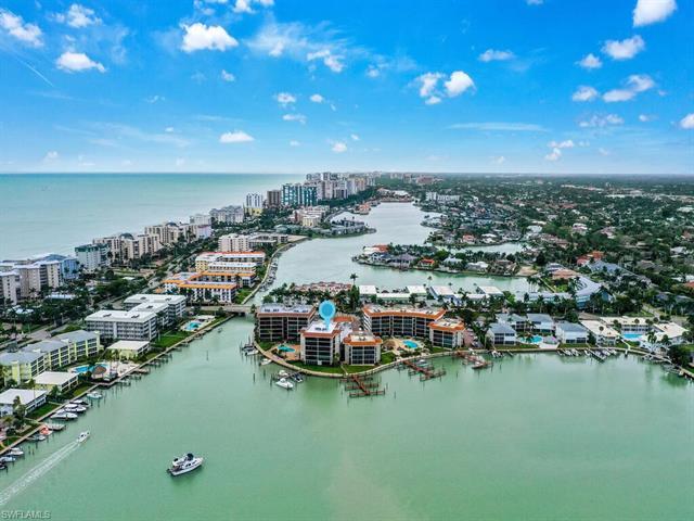 Truly a boater's dream!  Direct Gulf access, with no bridges.  This 3-bedroom end unit is on the top