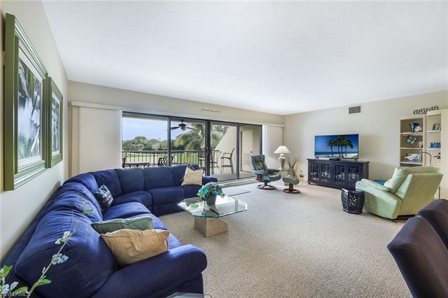 Here is your opportunity to own this very desirable three-bedroom end unit in Hyde Park at Pelican B
