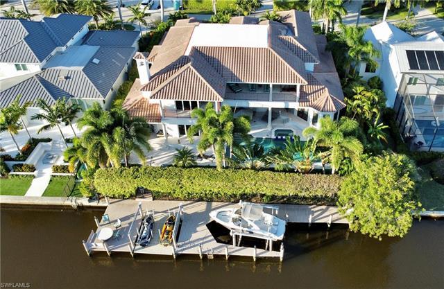 Introducing an extraordinary custom-built haven in Southern Exposure Aqualane Shores—a vast 8,000+ s
