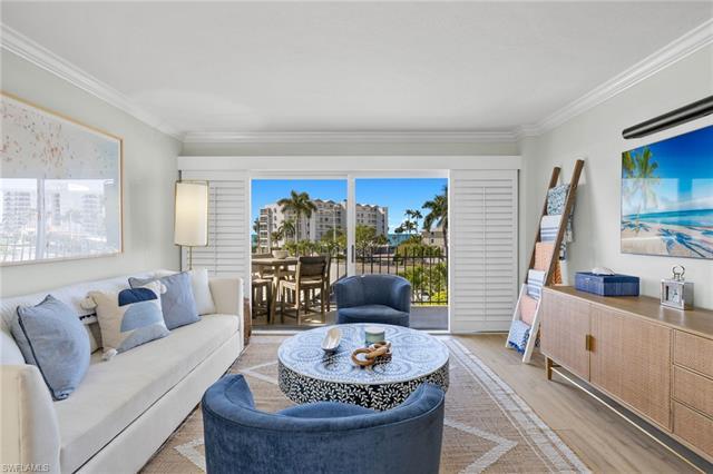 Welcome to Kings Port in the desirable bay side of the Moorings section of Gulf Shore Boulevard.  Th