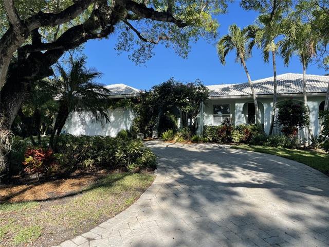 Cozy and comfortable Florida home with circular driveway located in the prestigious area of Aqualane