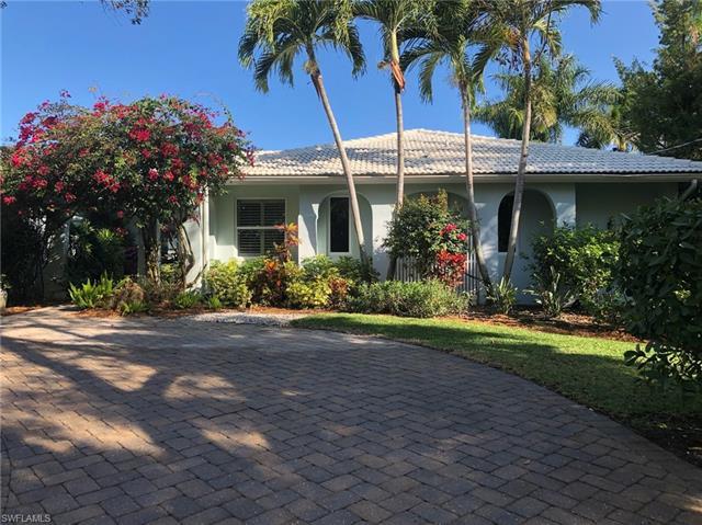 Cozy and comfortable Florida home with circular driveway located in the prestigious area of Aqualane