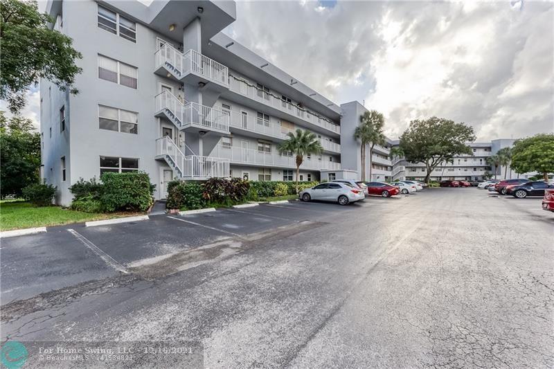 Royal Park is a hidden gem community near some of the best parks and green spaces on the eastside of Broward. Updated kitchen, wood laminated floor, first floor, near laundry room, screen patio.  Furniture is available if desired.
PET FRIENDLY - no size limit and 2 dogs allowed.