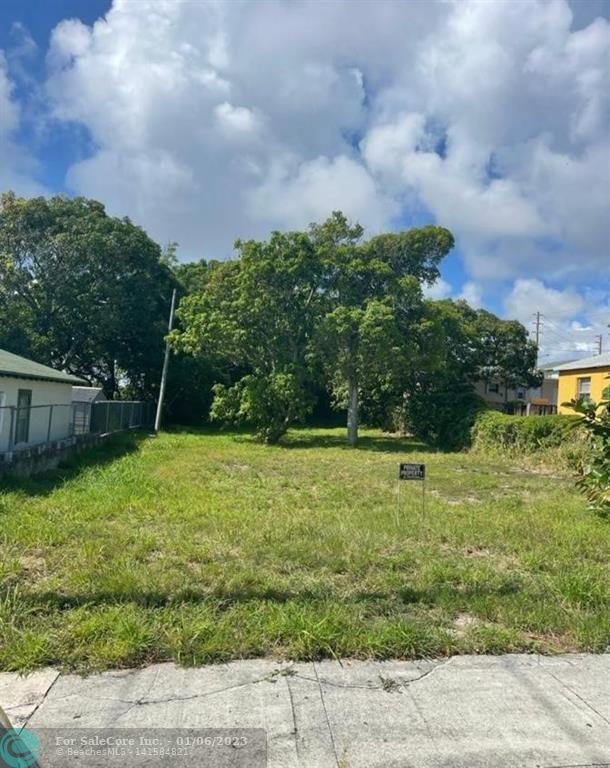Photo of 732 19th St in West Palm Beach, FL