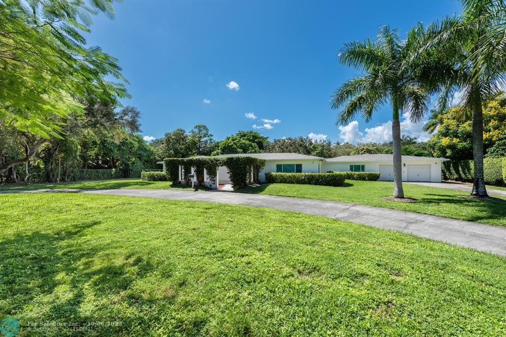 Photo of 9040 SW 64th Ct in Pinecrest, FL