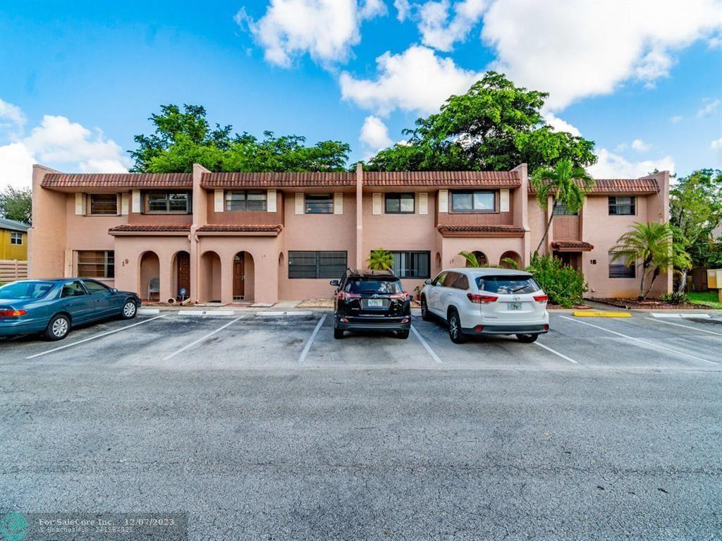 Photo of 18 Seville Cir in Davie, FL