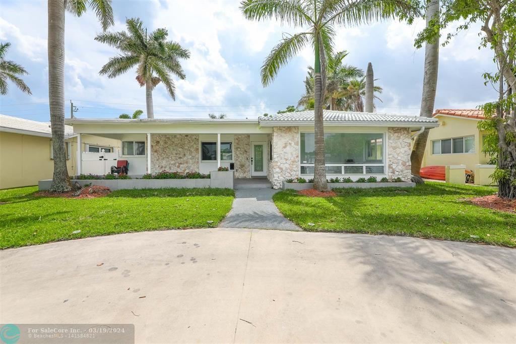 Photo of 828 S Southlake Dr in Hollywood, FL