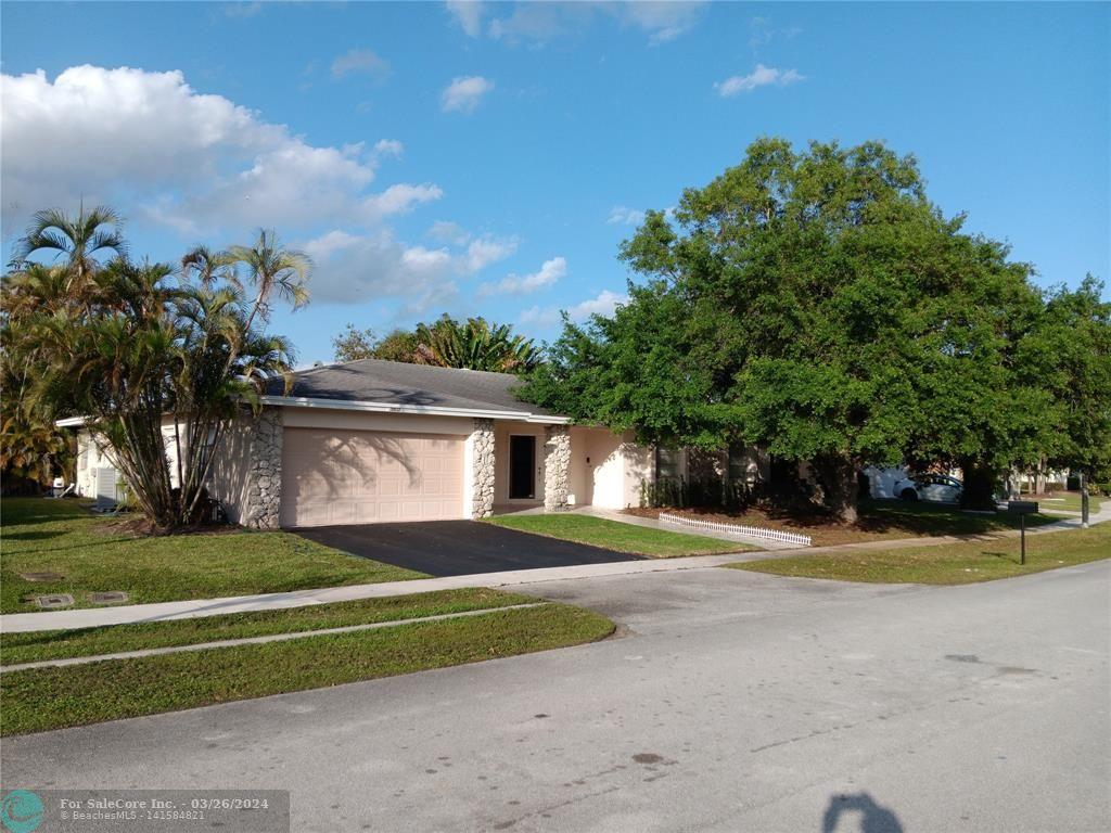 Photo of 16653 Golfview Dr in Weston, FL