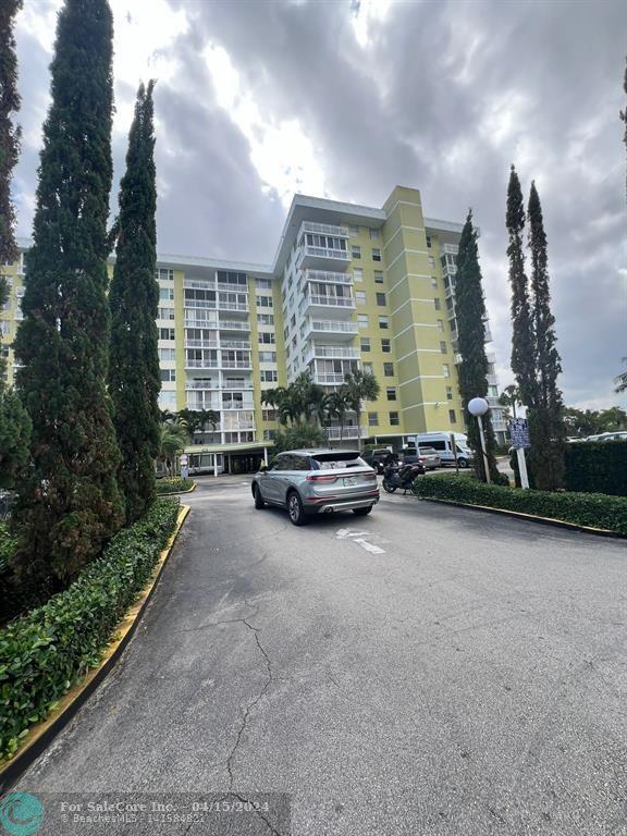 Photo of 4400 Hillcrest Dr 116 in Hollywood, FL