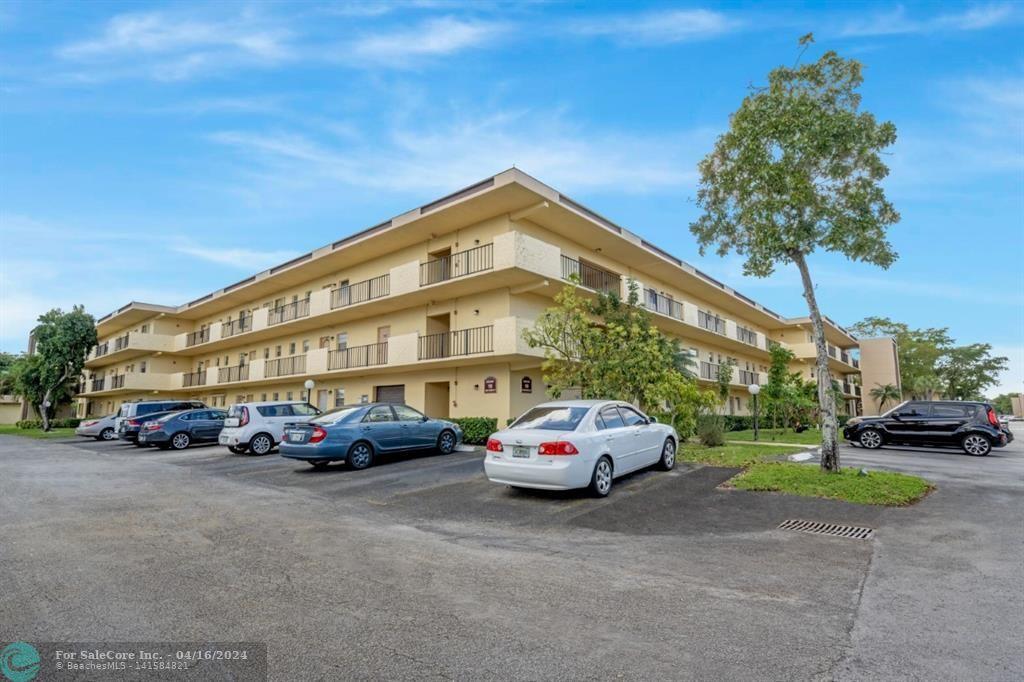 Photo of 301 Cambridge Rd in Hollywood, FL