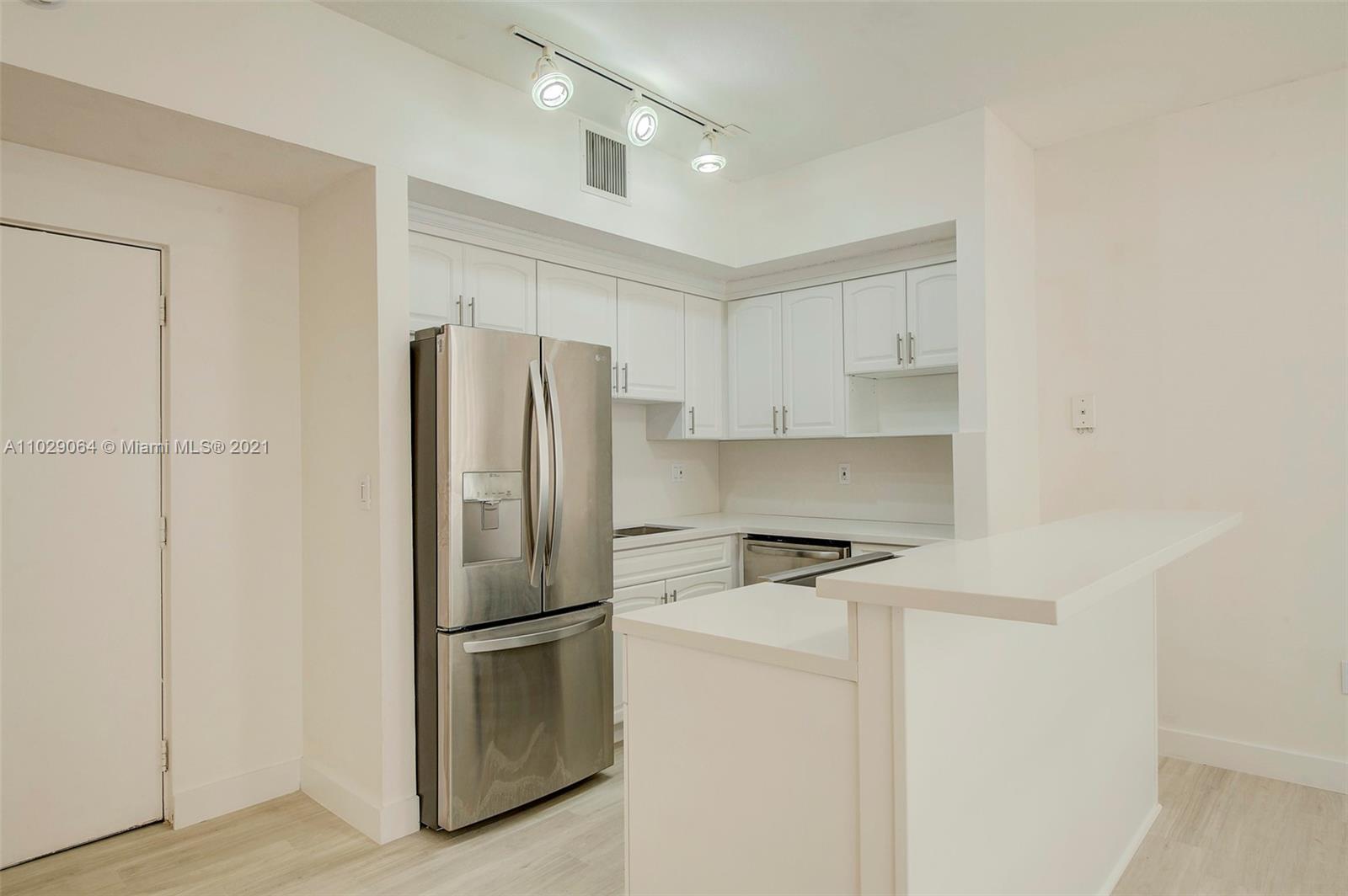 Great deal! Beautifully renovated 1/1 with parking, close to the beach, in a well-managed, historic,