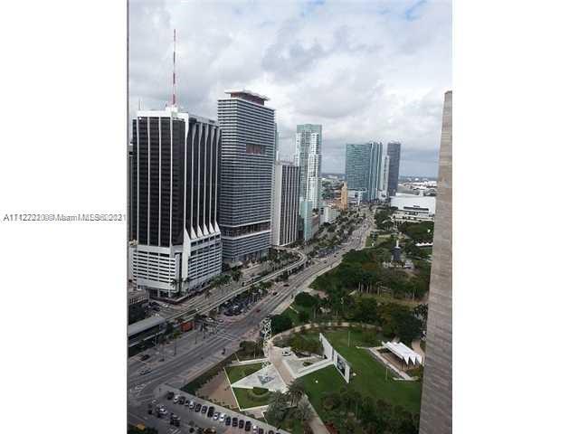 Very spacious and bright unit in the East tower. Spectacular views of bay, intracoastal, Miami skyli