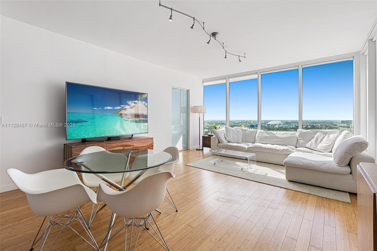 Gorgeous 2 beds  2 baths corner residence with north west exposures overlooking the city's skyline. 