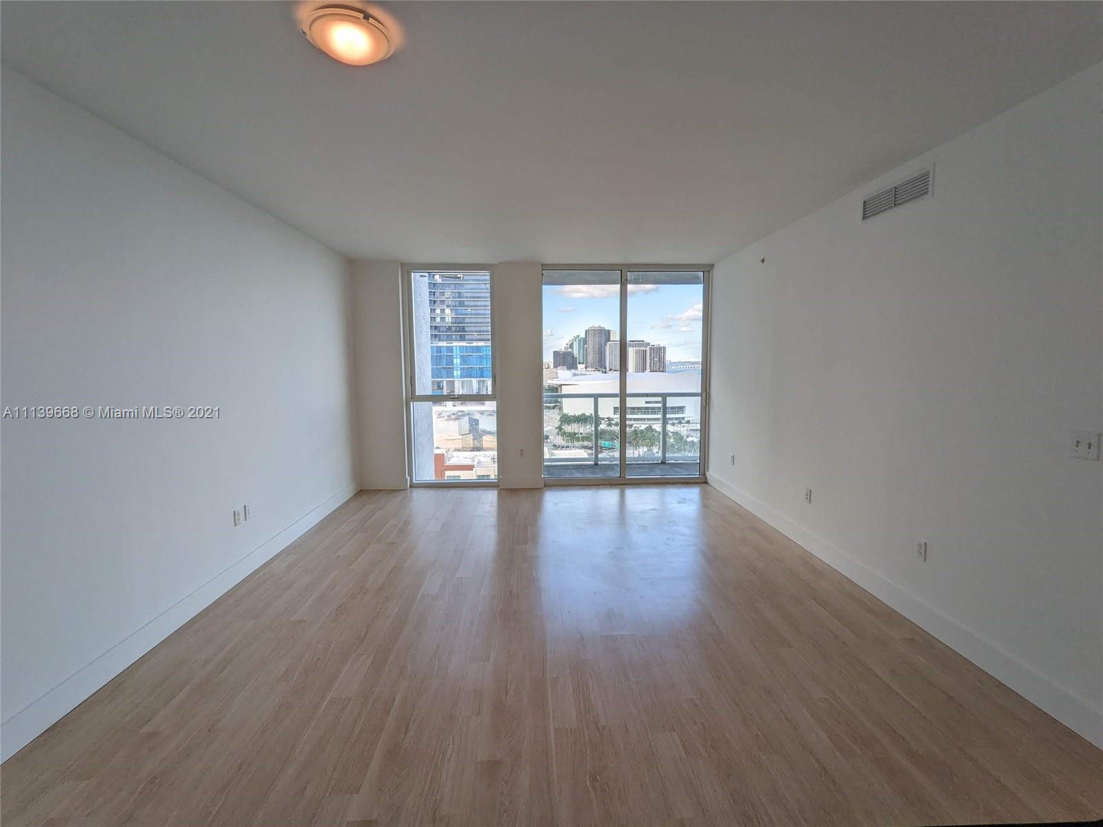 1BD/1BA condo with beautiful Biscayne Bay & Downtown views. Unit features master bedroom with walk-i