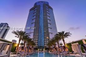 PARAMOUNT Miami Worldcenter, the building with the most amenities in the world. This 1BD+ Den  940sq