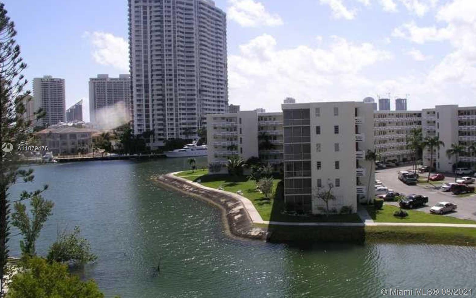Enjoy beautiful views of the lake and million dollar boats cruising the intracoastal from this 1/1, 