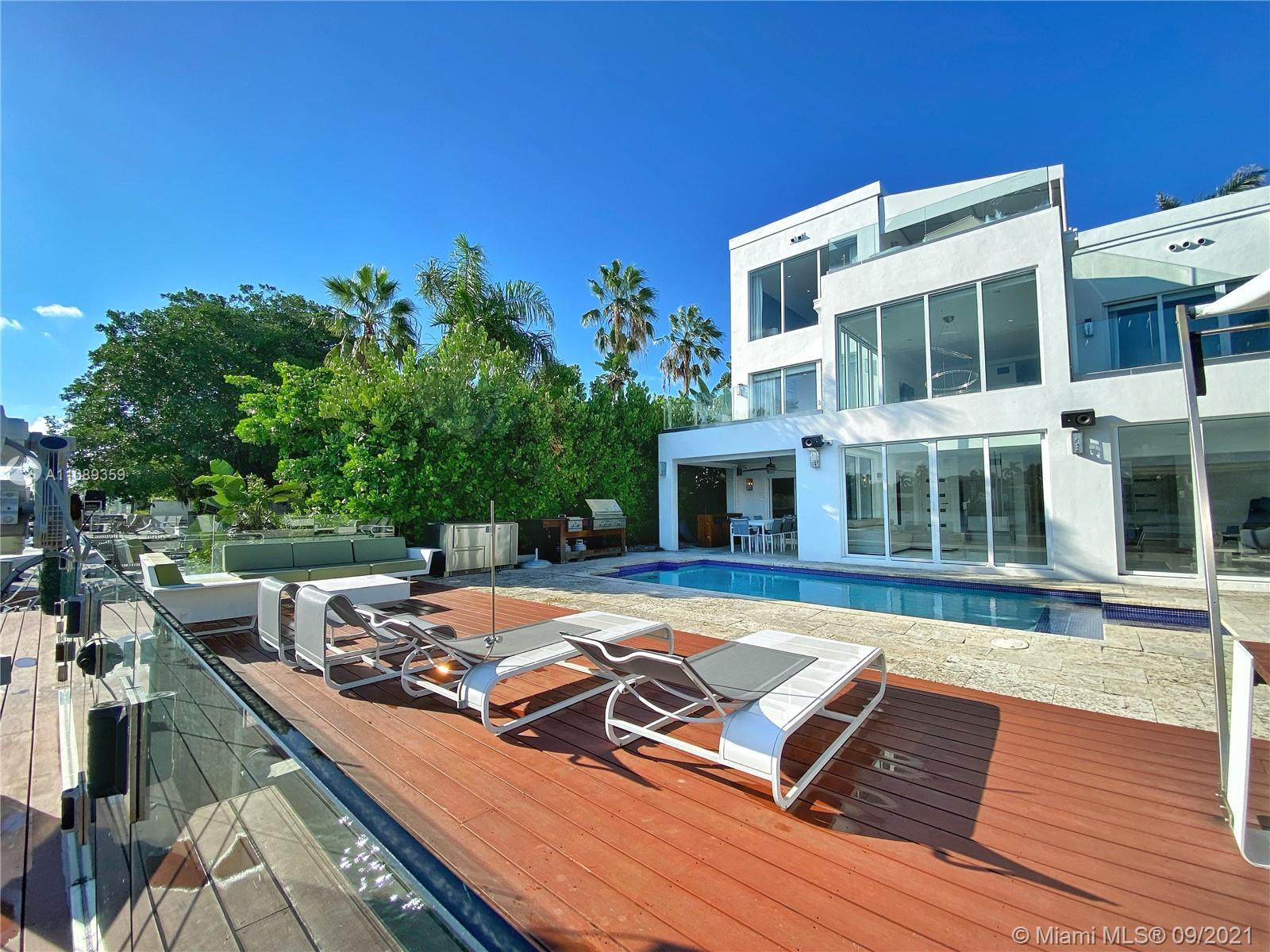A modern bay front house in the prestigious police patrolled Palm Island. Fully furnished 4 bedrooms
