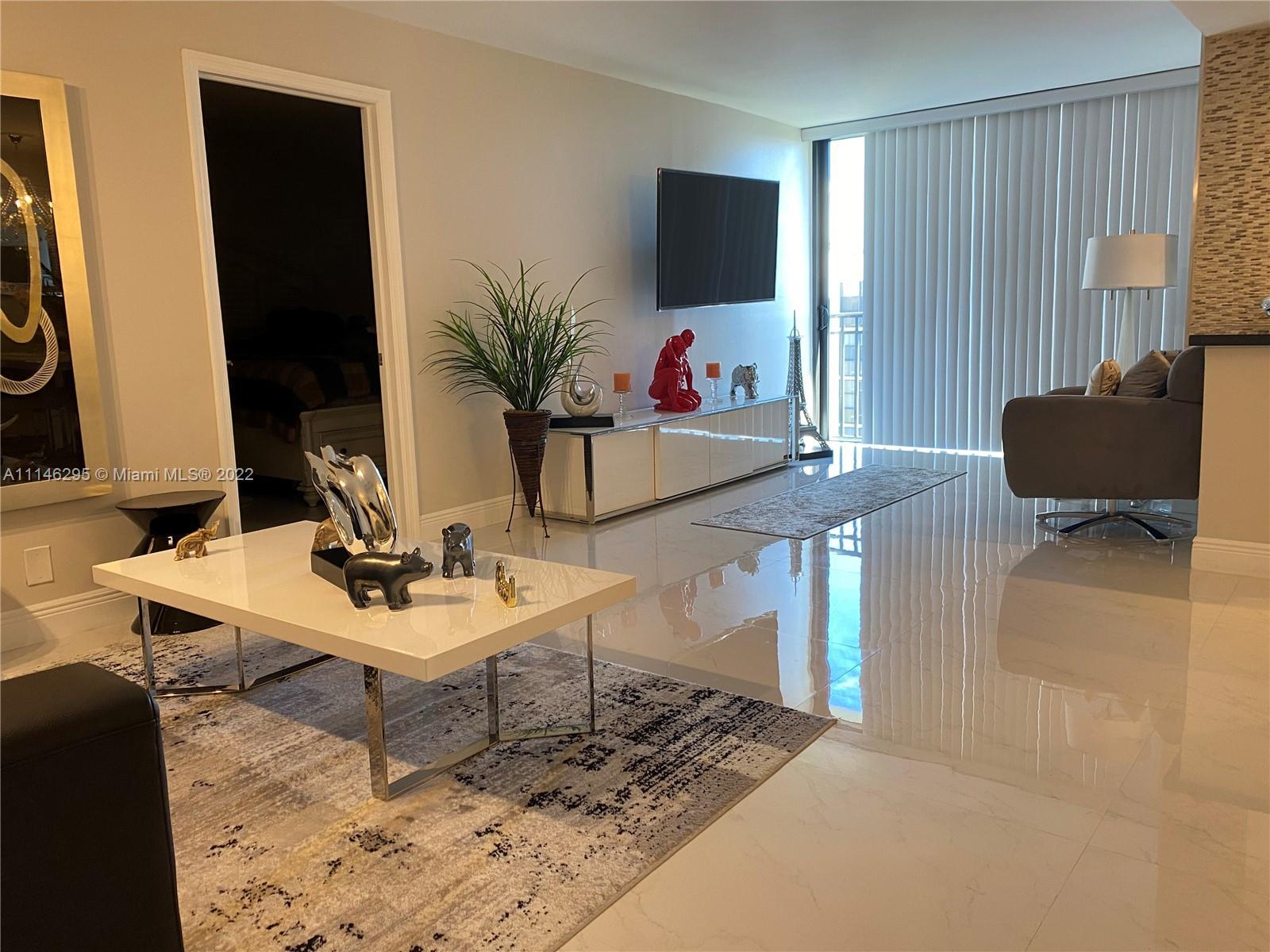 *****EXCELLENT LOCATION **** CLOSE TO LUXURY BUILDING IN CENTER THE SUNNY ISLES BEACH. 2 BEDS & 2 BA