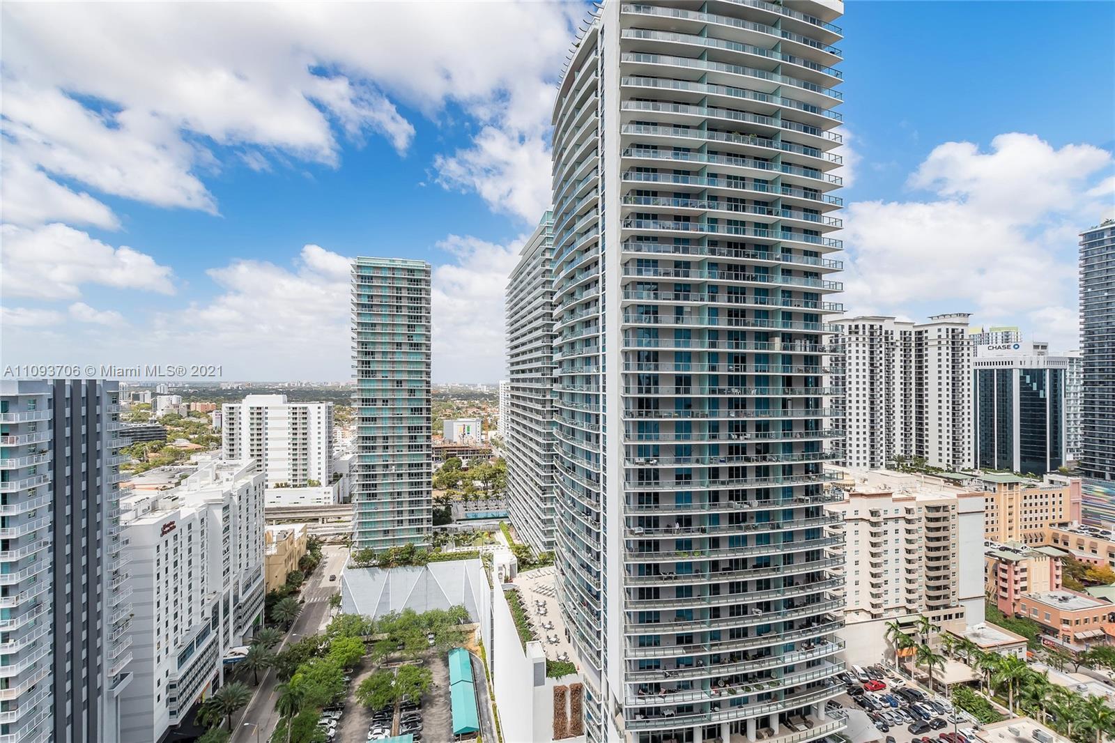 BRIGHT AND SPACIOUS LUXURY CONDO IN EXCLUSIVE AND WELL LOCATED  THE BOND ON BRICKELL. 1 BEDROOM PLUS