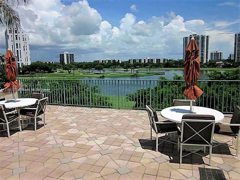 Spacious 2/2 right on Turnberry golf course & Aventura walking circle. High ceiling!  2 garage parki