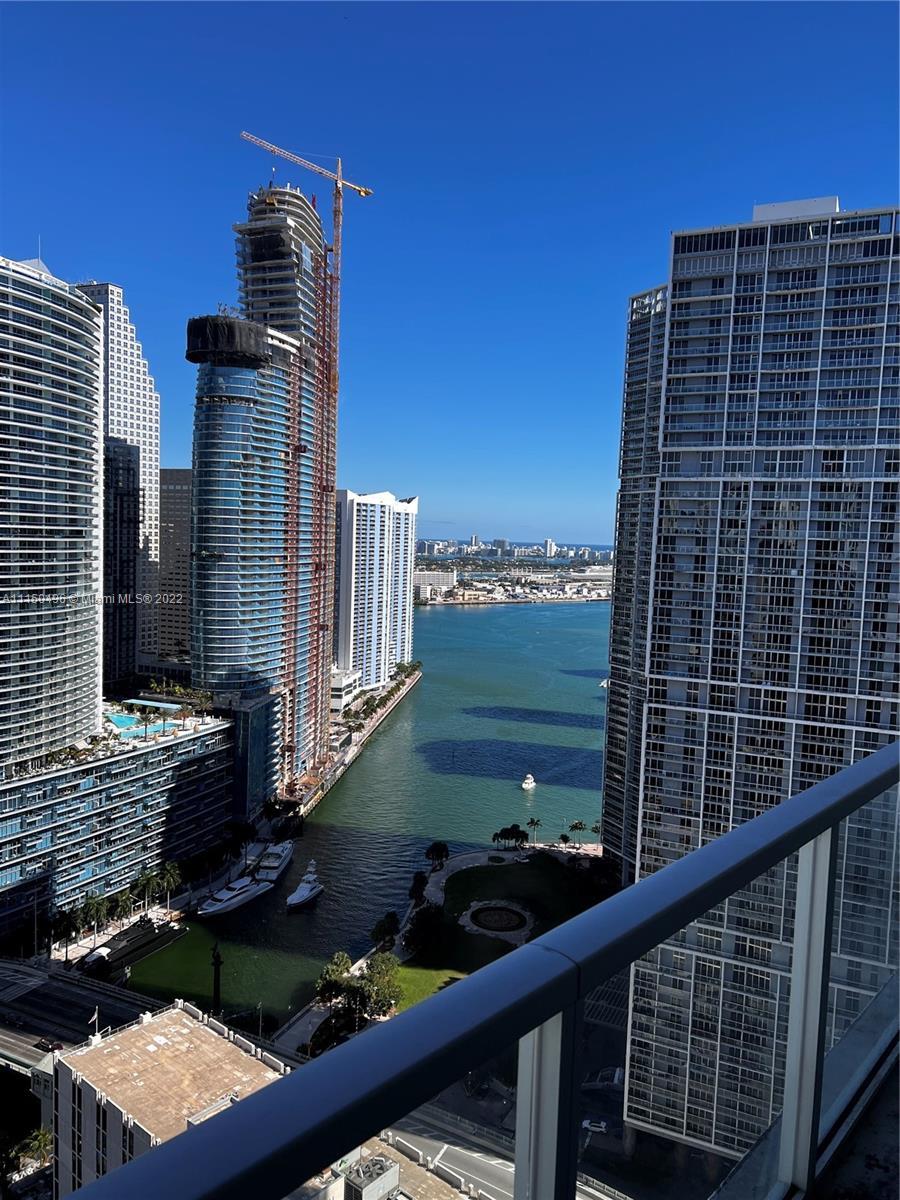 Great views from this split-plan 2Bed / 2Bath high-floor unit at 500 Brickell.
Lots of natural ligh