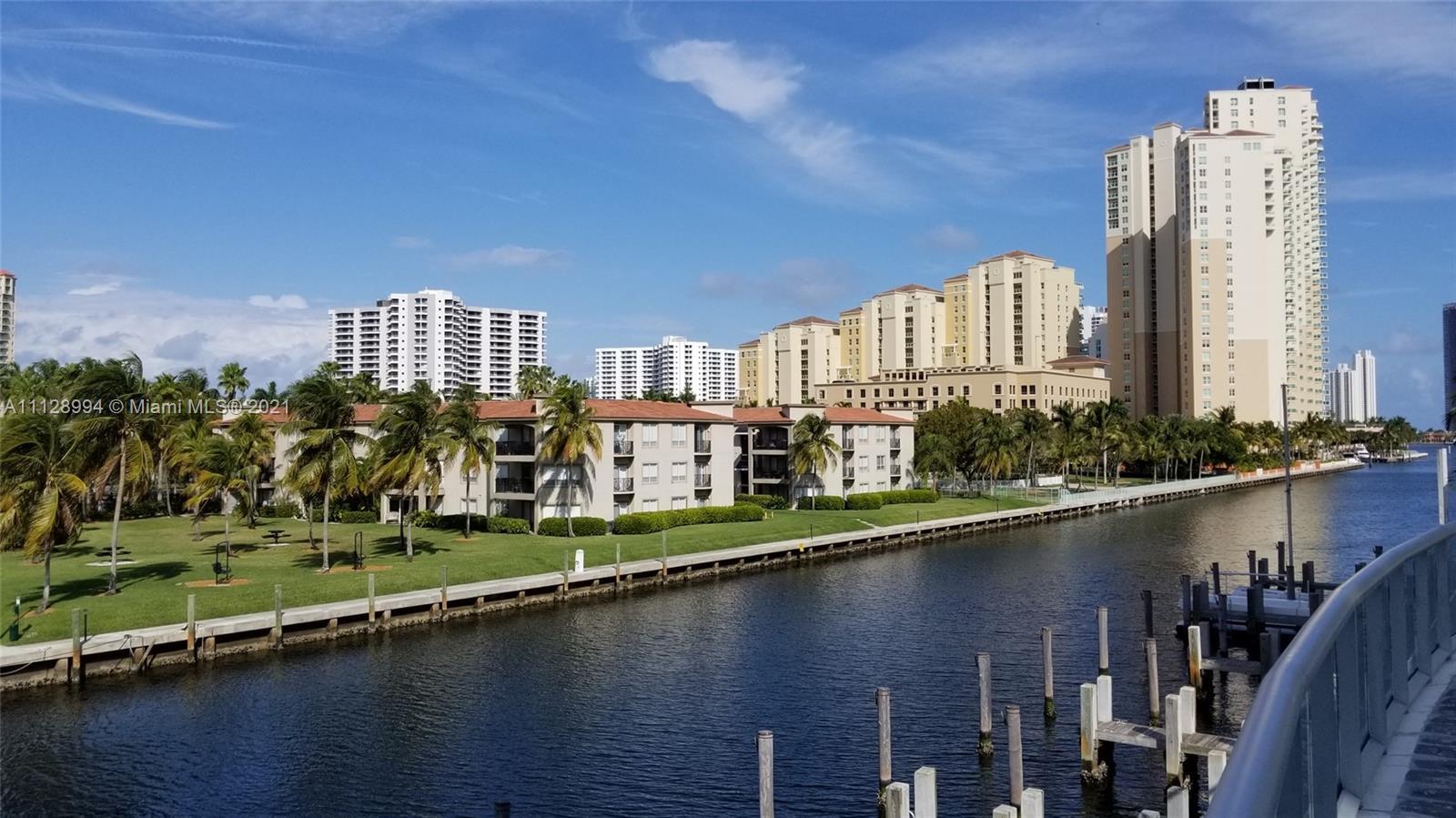 Fantastic unit at The Atrium At Aventura with beautiful views of the canal. This spacious 2 bed/2.5 
