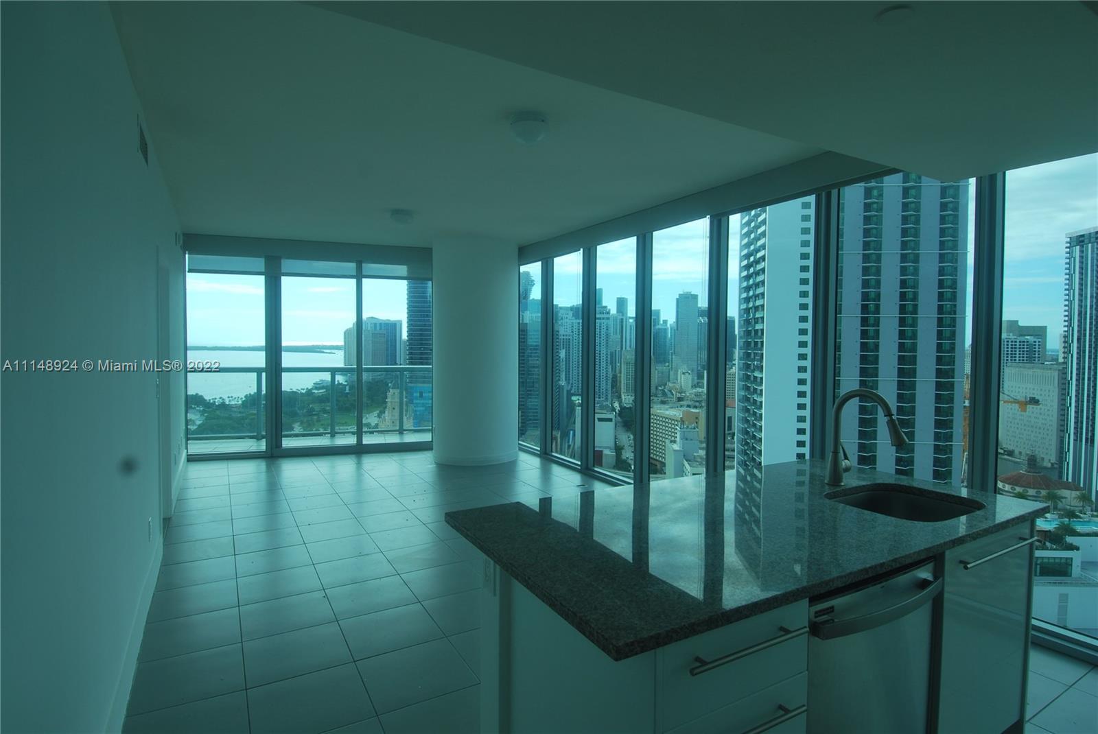 Spectacular 2/2 corner unit on the 30th floor with breathtaking, panoramic views of Biscayne Bay, Oc