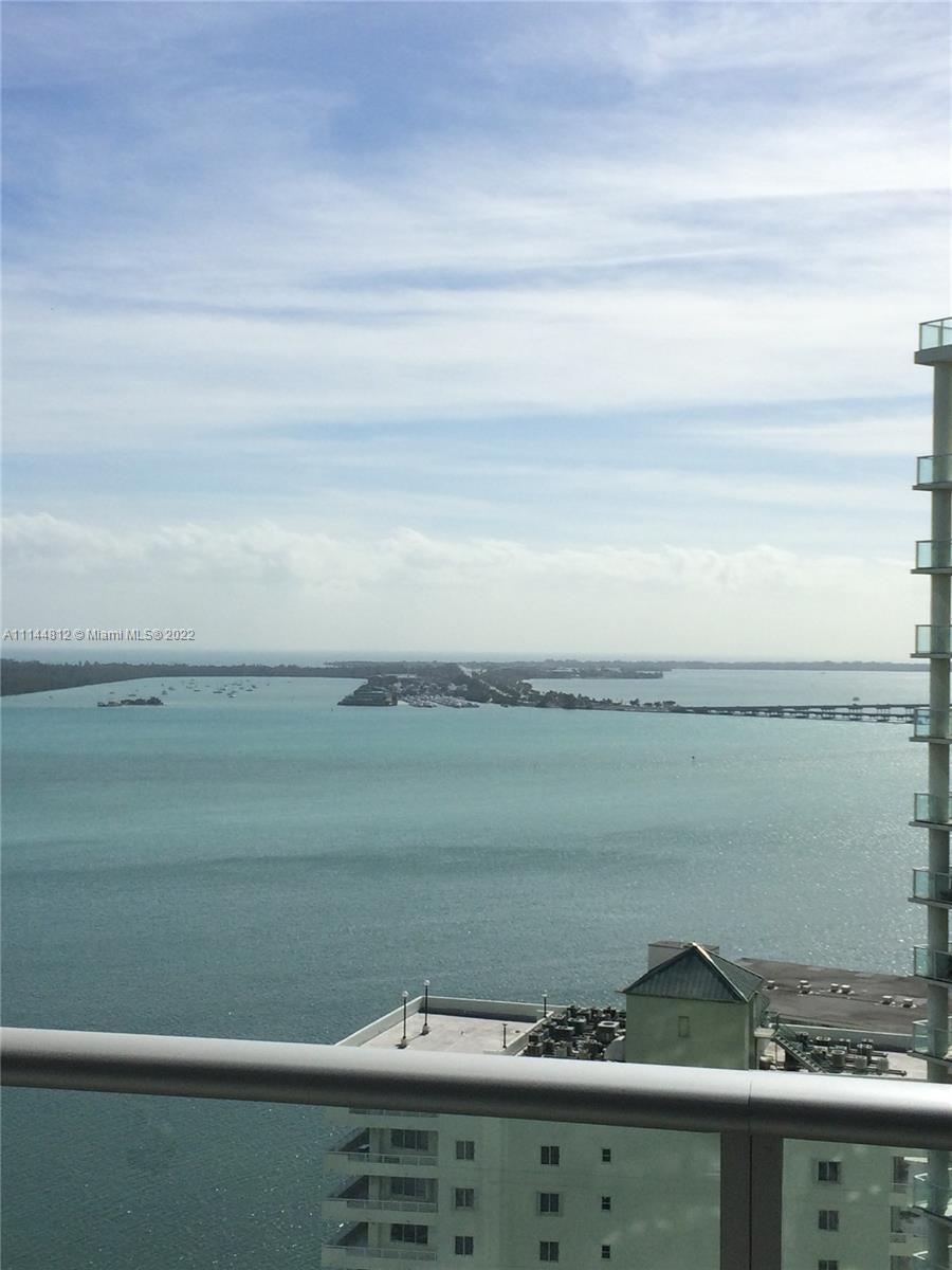 Spectacular one bedroom one bathroom apt in Brickell House with amazing bay views. Spacious and brig