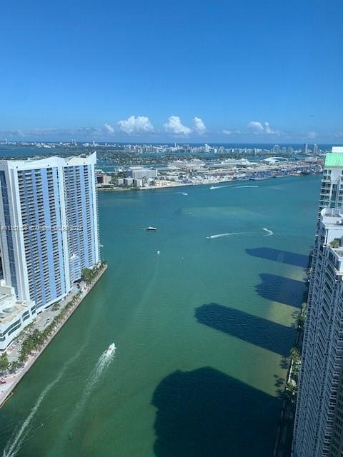 Beautiful high floor corner unit at the most desired Icon Brickell Condo! Top pf the line amenities.