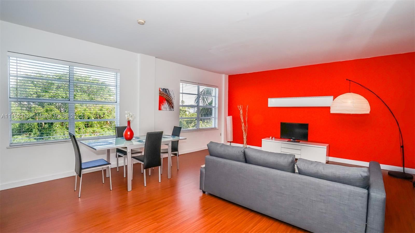 Very bright and large 1 bedroom in south beach. Unit is on top floor very quiet 1 full bathroom. 
O
