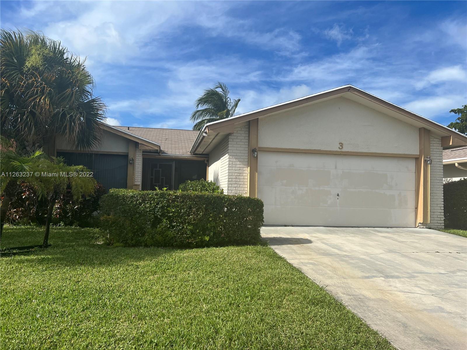 Here's a fantastic opportunity to own a 4/2 in a great community, Boynton Lakes!  The home is spacio