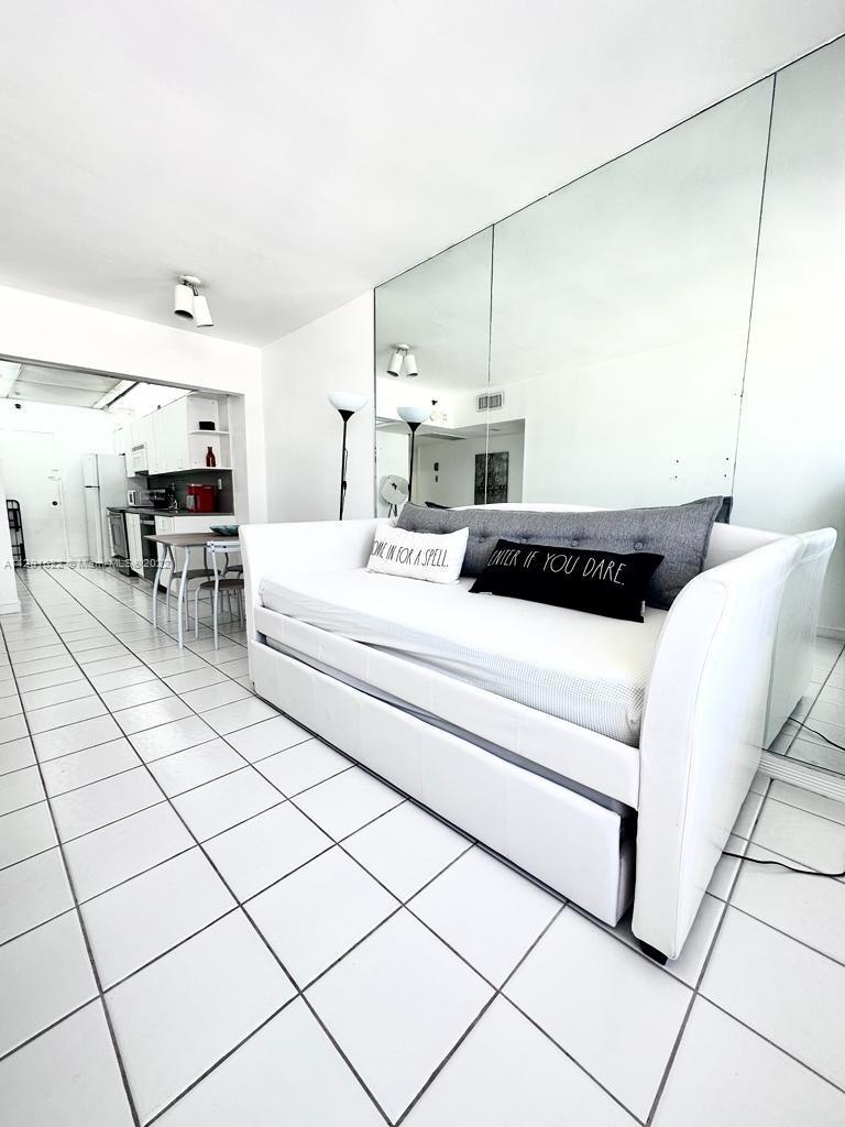 Photo of 100 Lincoln Rd #1025 in Miami Beach, FL