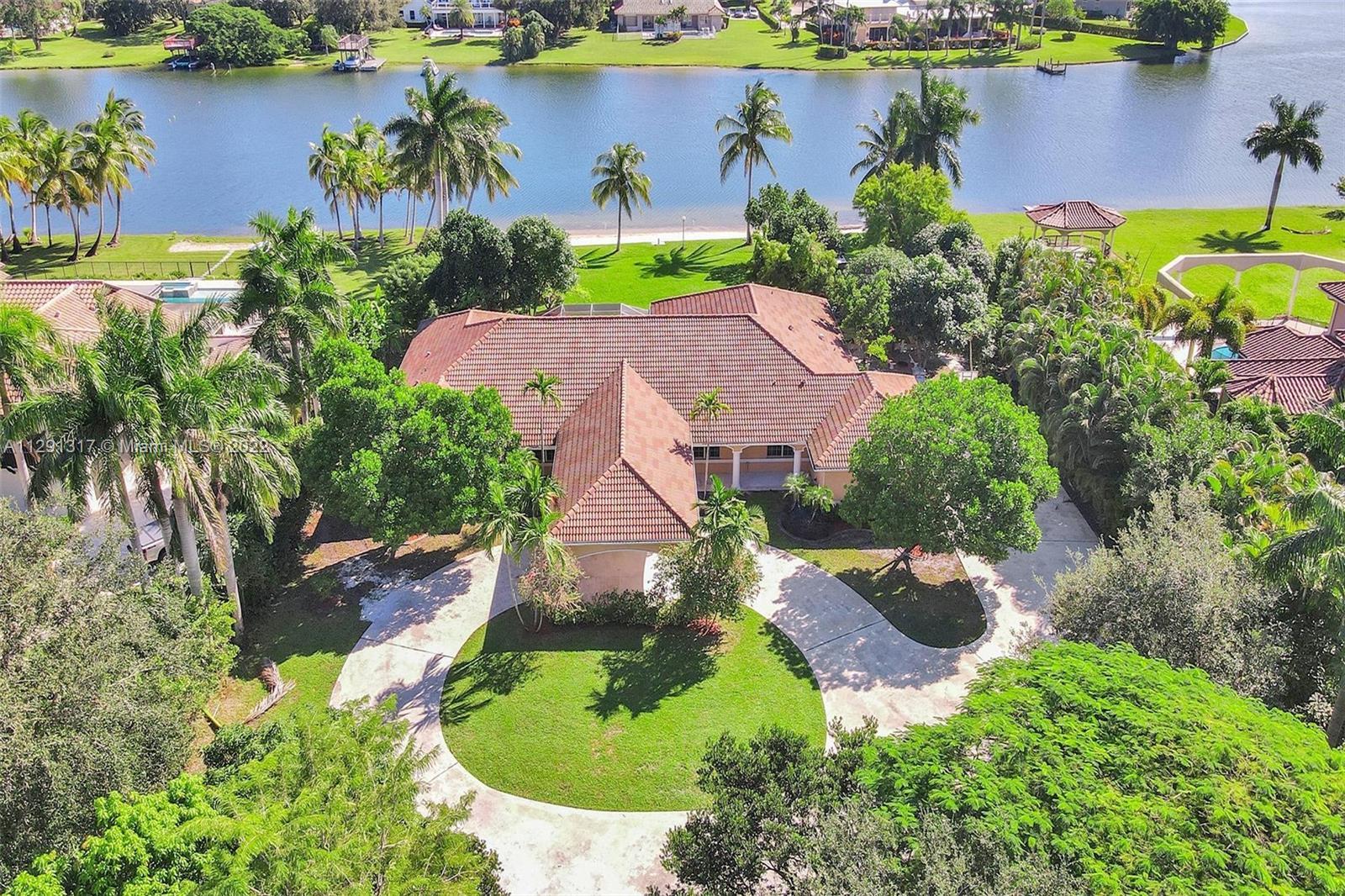 ***LAKEFRONT ESTATE with PRIVATE SANDY BEACH*** in the ***WATER SKIING PARADISE of BANYAN LAKES***  